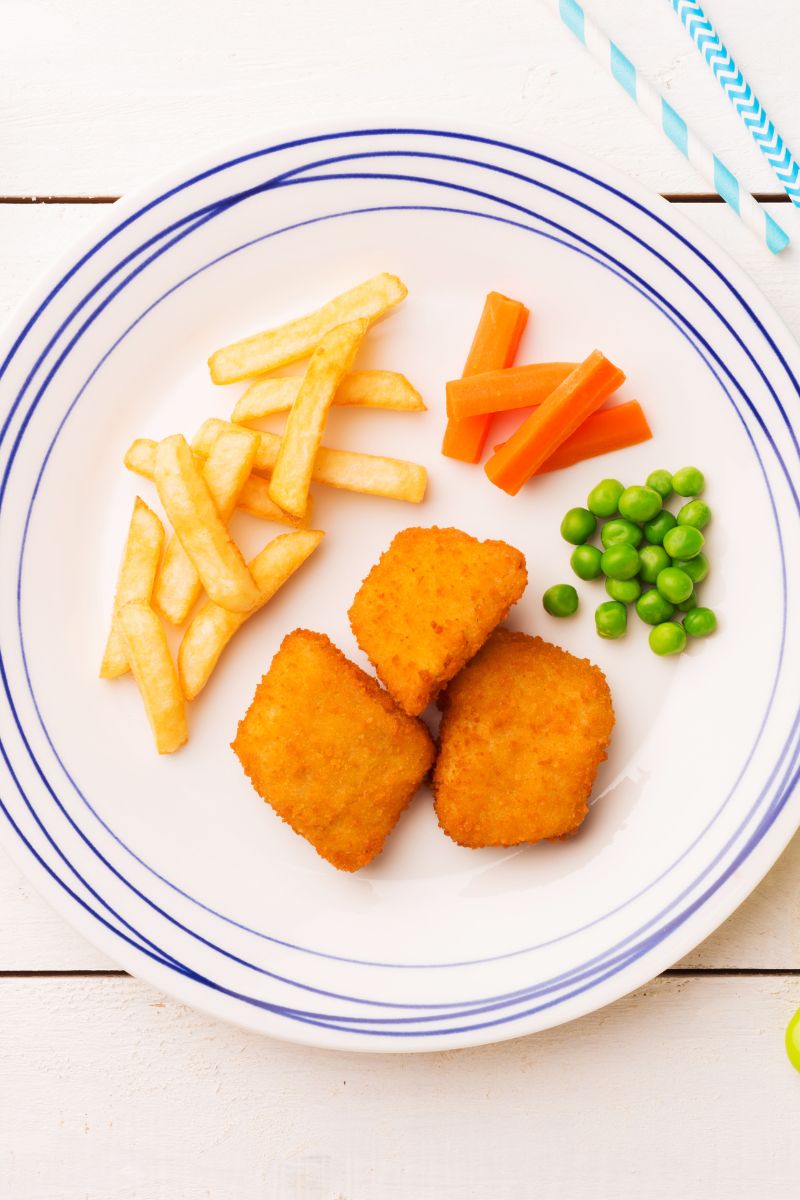 kids nuggets chips and peas